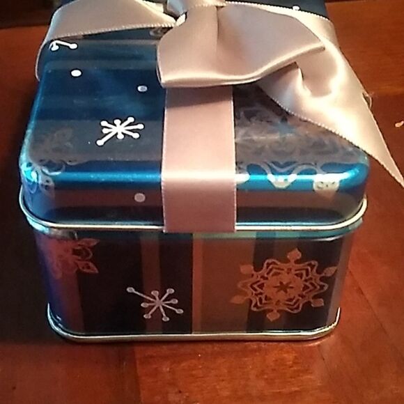 Gift  Tin with Soap - Picture 2 of 8